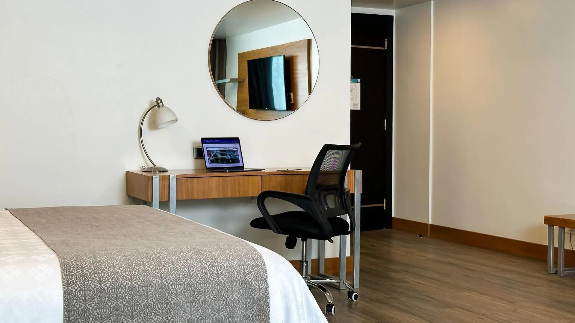 Hotel Wyndham Garden Quito 4*,